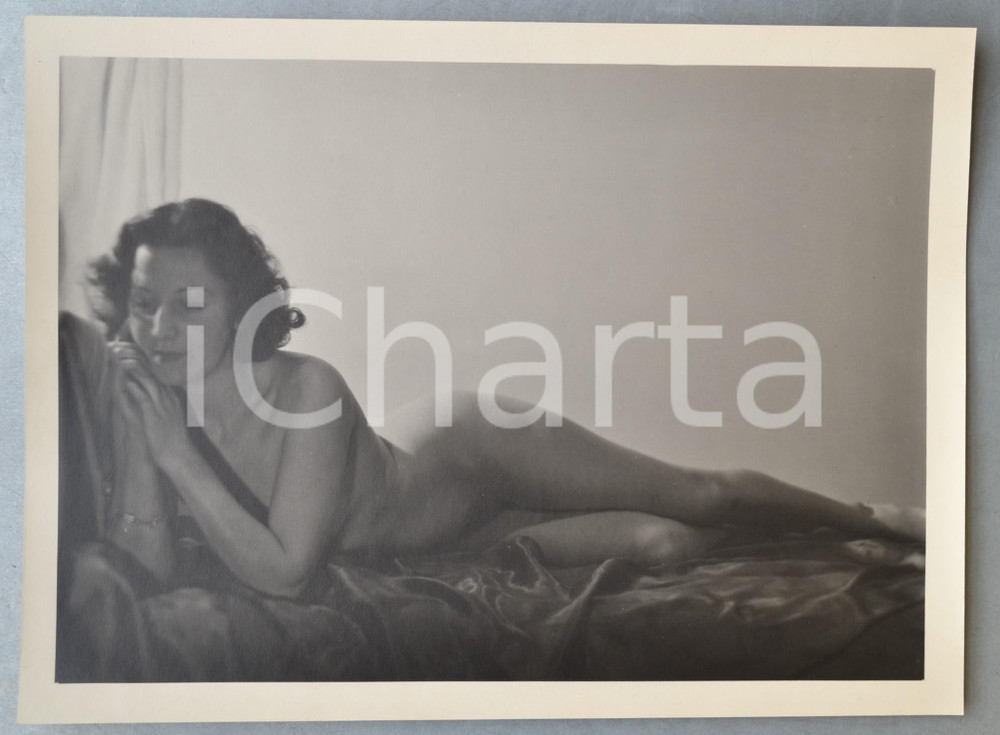 1950 ca VINTAGE EROTIC Reclining nude woman (2) Photo VAN DOREN 38x28 cm Fotografia originale di Raymond Van Doren.FORMATO: 38x28 cmCONDIZIONI: G     originale e autentica 1
