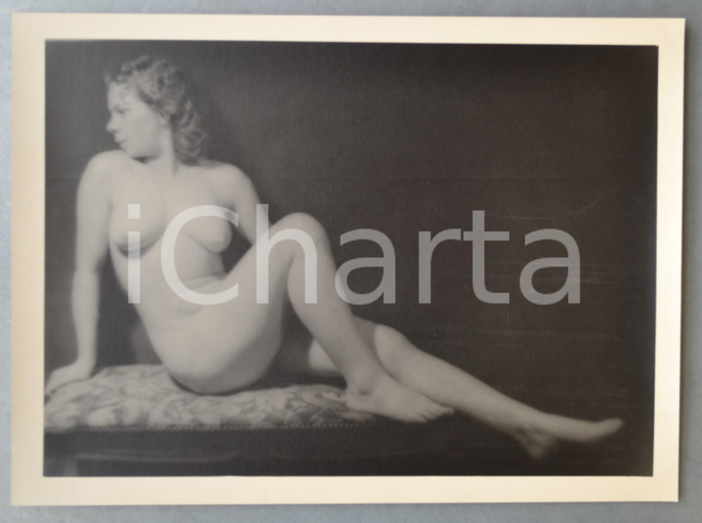 1950 ca VINTAGE EROTIC Young nude woman sitting - Photo VAN DOREN 38x28 cm Fotografia originale di Raymond Van Doren.FORMATO: 38x28 cmCONDIZIONI: G (minimi graffi superficiali)    originale e autentica 1