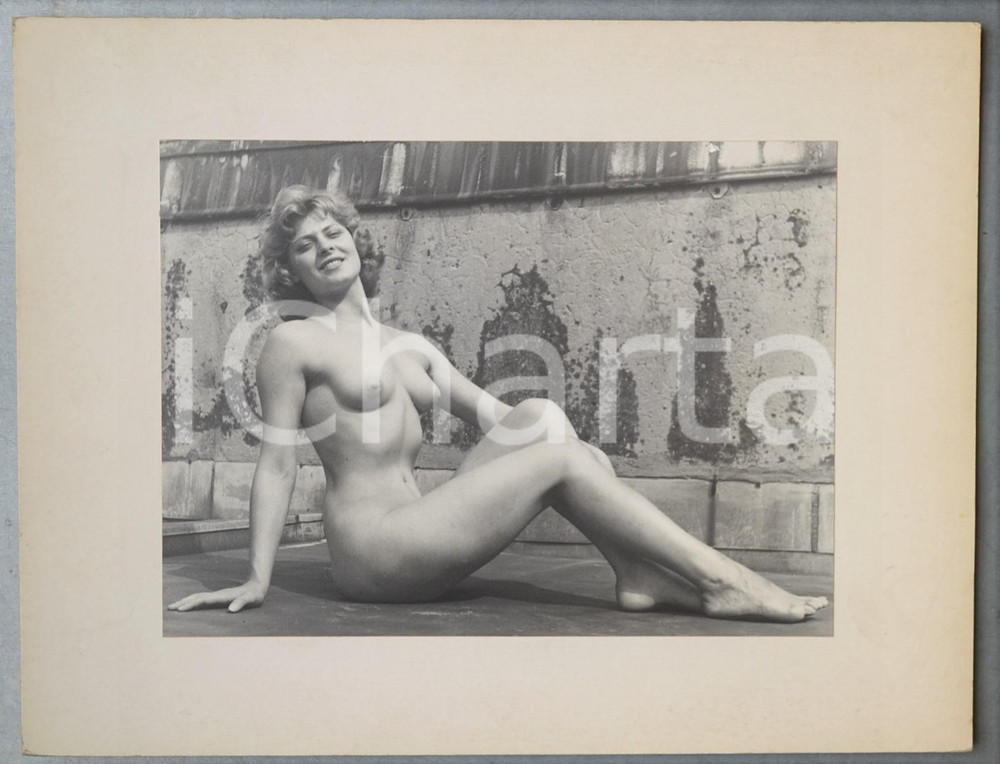 1960 ca VINTAGE EROTIC Nude woman sitting on the floor - Photo VAN DOREN 33x25 cm Fotografia originale di Raymond Van Doren, montata su cartoncino.FORMATO: 33x25 cmCONDIZIONI: G     originale e autentica 1