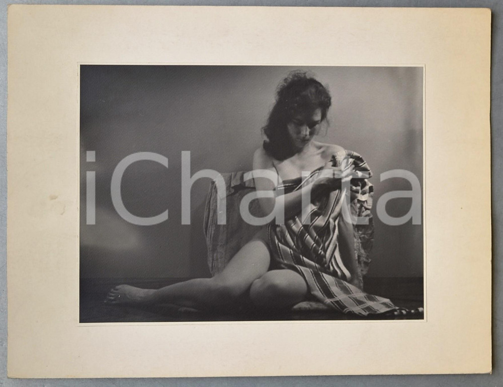1960 ca VINTAGE EROTIC Nude woman covered with a blanket - Photo VAN DOREN 33x25 Fotografia originale di Raymond Van Doren, montata su cartoncino.FORMATO: 33x25 cmCONDIZIONI: G     originale e autentica 1