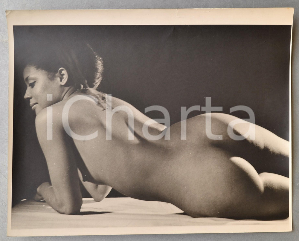 1960 ca VINTAGE EROTIC Nude woman on the floor - Photo Raymond VAN DOREN 30x24 Fotografia originale di Raymond Van Doren.FORMATO: 30x24 cmCONDIZIONI: G (ma minima piegatura angolare)    originale e autentica 1