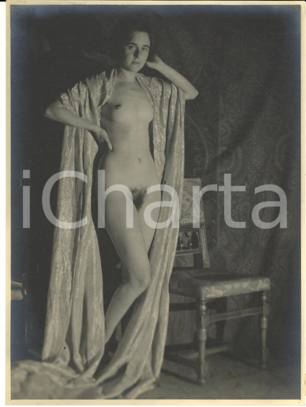 1950 ca VINTAGE EROTIC Nude study - Woman in her robe - Photo VAN DOREN 17x23 Fotografia originale di Raymond Van Doren.FORMATO: 17x23 cmCONDIZIONI: G (ma residui di adesivo al verso)    originale e autentica 1