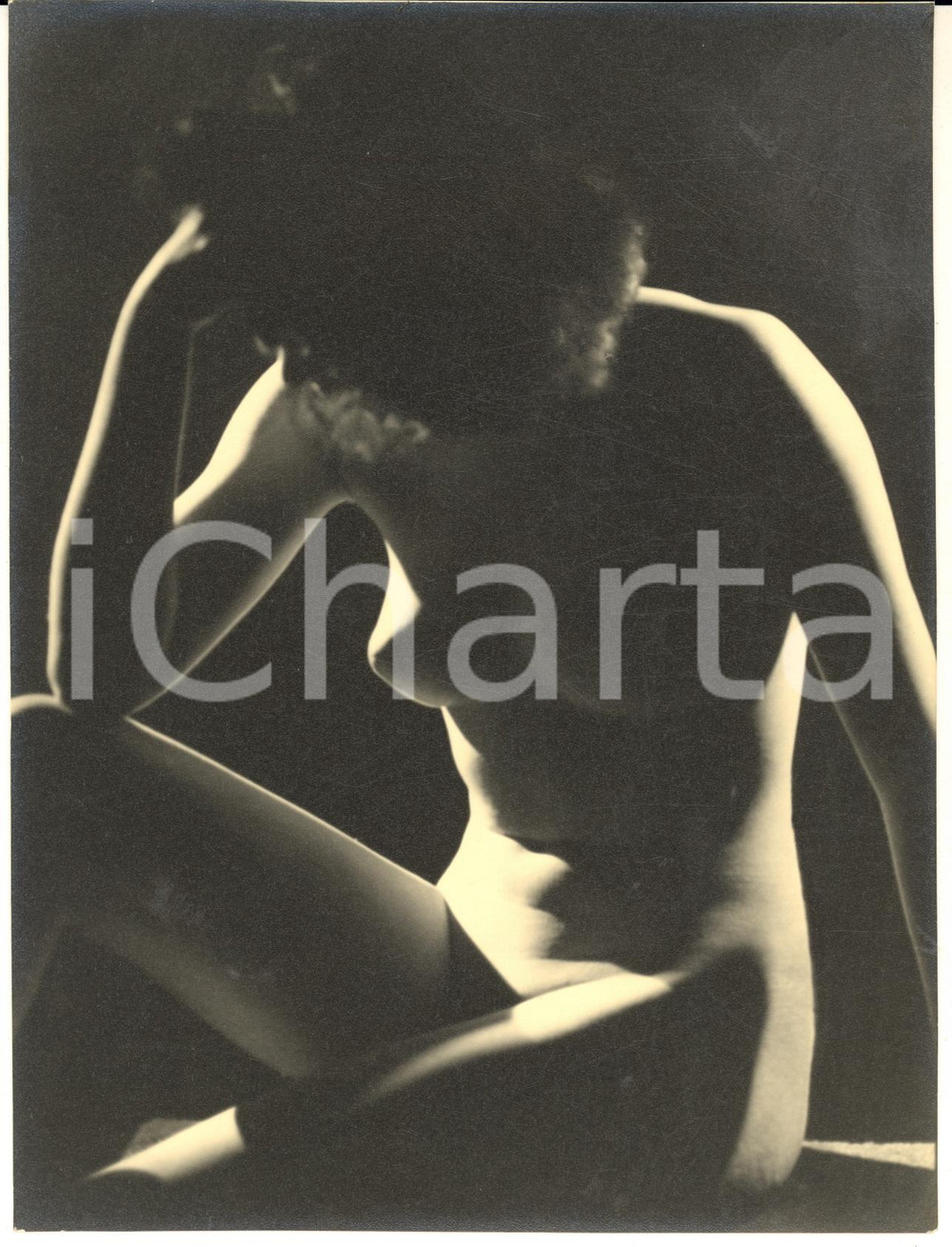 1940 ca VINTAGE EROTIC Nude woman sitting (2) Photo Raymond VAN DOREN (?)16x21 Fotografia originale d'epoca, con ogni probabilit&agrave; opera di Raymond Van Doren.FORMATO: 16x21 cmCONDIZIONI: G     originale e autentica 1