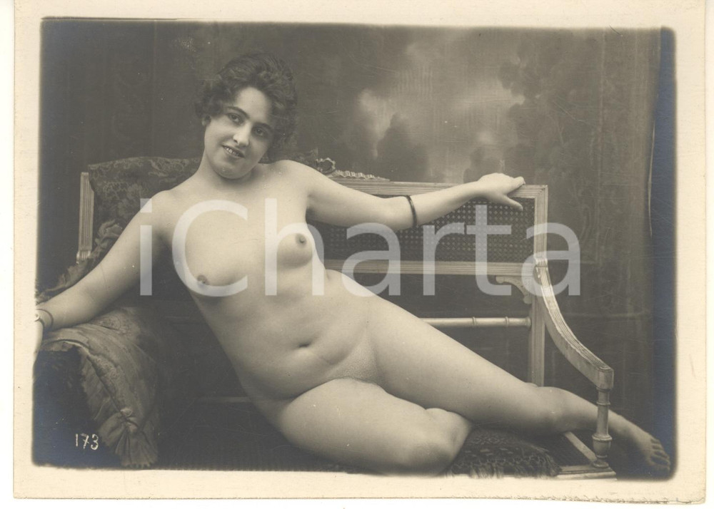 1910 ca VINTAGE EROTIC Nude woman on a sofa - Photo risque 18x13 cm Fotografia originale d'epoca.FORMATO: 18x13 cmCONDIZIONI: G    originale e autentica 1