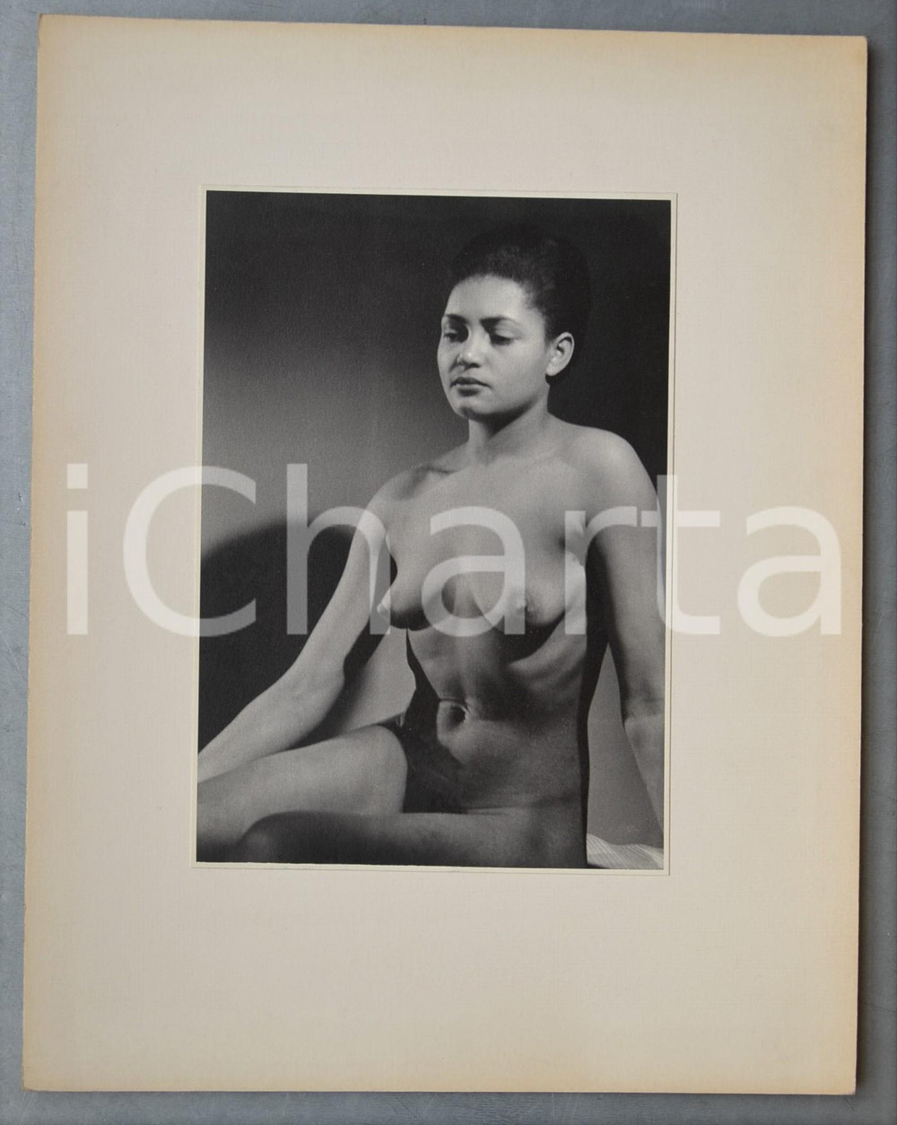 1960 ca VINTAGE EROTIC Nude woman sitting - Photo Raymond VAN DOREN 29x37 Fotografia originale di Raymond Van Doren, montata su cartoncino rigido.FORMATO: 29x37 cm (cartoncino); 16x23 cm (fotografia)CONDIZIONI: G     originale e autentica 1