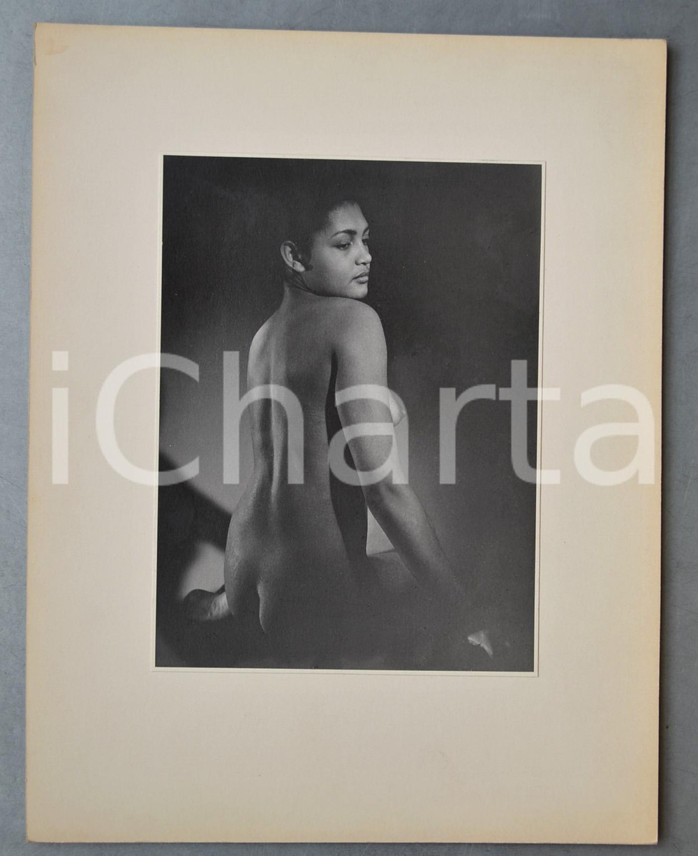 1960 ca VINTAGE EROTIC Nude woman sitting - Photo Raymond VAN DOREN 29x37 cm Fotografia originale di Raymond Van Doren, montata su cartoncino rigido.FORMATO: 29x37 cm (cartoncino); 16x23 cm (fotografia)CONDIZIONI: G     originale e autentica 1