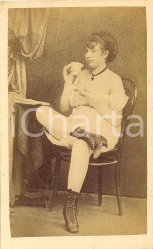 1880 ca VINTAGE EROTIC Woman drinking tea in lingerie and boots - Photo risque  Fotografia originale d'epoca, stampata all'albumina.CONDIZIONI: GFORMATO: CDV    originale e autentica 1