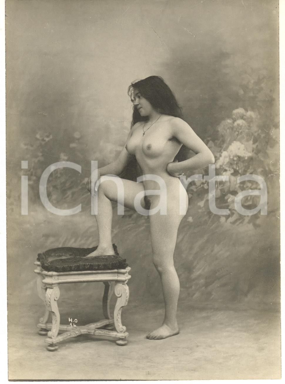1920 ca VINTAGE EROTIC Nude girl long haired - Portrait - Photo risque 12x17 cm Fotografia originale d'epoca.FORMATO: 12x17 cmCONDIZIONI: G    originale e autentica 1