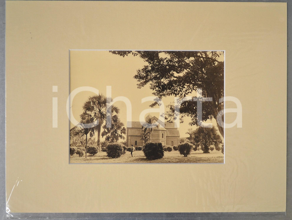 1950 ca AFRICA Paesaggio con chiesa coloniale - Foto Jacques DONCQ 40x30 cm  Fotografia originale d'epoca, incorniciata con passepartout in cartoncino pesante e fissata con adesivo al retro.Velina protettiva.FOTOGRAFO: Jacques DoncqCONDIZIONI: GFORMATO: 23x17 cm (fotografia); 40x30 cm (cartoncino)    originale e autentica 1
