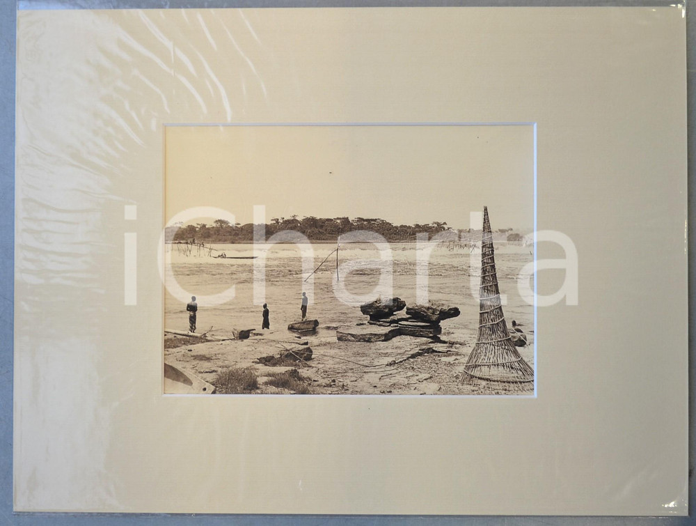 1950 ca AFRICA Pescatori al lago con nassa - Foto Jacques DONCQ 40x30 cm  Fotografia originale d'epoca, incorniciata con passepartout in cartoncino pesante e fissata con adesivo al retro.Velina protettiva.FOTOGRAFO: Jacques DoncqCONDIZIONI: GFORMATO: 23x17 cm (fotografia); 40x30 cm (cartoncino)    originale e autentica 1