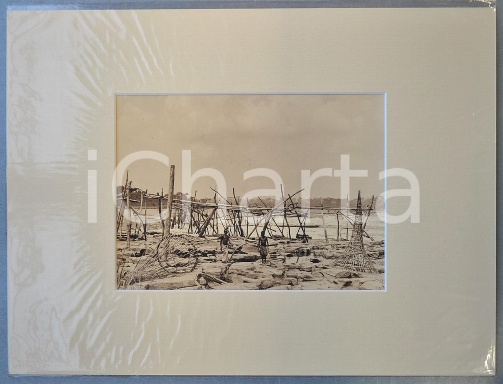 1950 ca AFRICA Giovani pescatori tra le palizzate - Foto Jacques DONCQ 40x30 cm  Fotografia originale d'epoca, incorniciata con passepartout in cartoncino pesante e fissata con adesivo al retro.Velina protettiva.FOTOGRAFO: Jacques DoncqCONDIZIONI: GFORMATO: 23x17 cm (fotografia); 40x30 cm (cartoncino)    originale e autentica 1