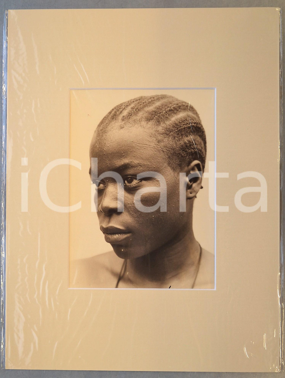 1950 ca AFRICA Ritratto di giovane uomo - Acconciatura - Foto DONCQ 30x40 cm  Fotografia originale d'epoca, incorniciata con passepartout in cartoncino pesante e fissata con adesivo al retro.Velina protettiva.FOTOGRAFO: Jacques DoncqCONDIZIONI: GFORMATO: 17x23 cm (fotografia); 30x40 cm (cartoncino)    originale e autentica 1
