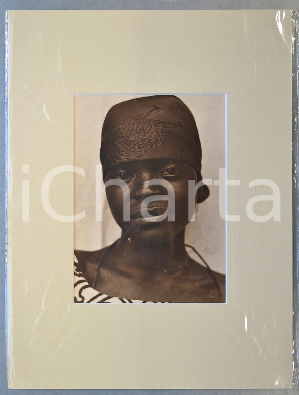 1950 ca AFRICA Ritratto di giovane donna con foulard - Foto Jacques DONCQ 30x40  Fotografia originale d'epoca, incorniciata con passepartout in cartoncino pesante e fissata con adesivo al retro.Velina protettiva.FOTOGRAFO: Jacques DoncqCONDIZIONI: GFORMATO: 17x23 cm (fotografia); 30x40 cm (cartoncino)    originale e autentica 1