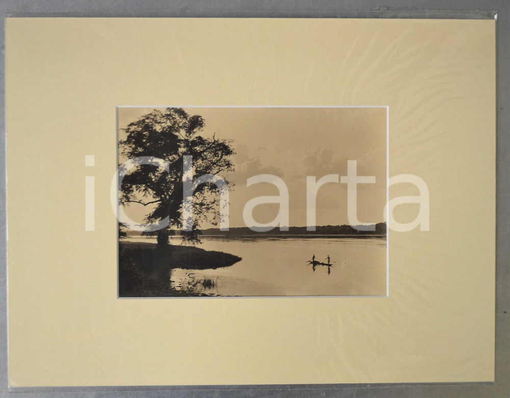 1950 ca AFRICA Coppia di pescatori sul lago - Foto Jacques DONCQ 40x30 cm  Fotografia originale d'epoca, incorniciata con passepartout in cartoncino pesante e fissata con adesivo al retro.Velina protettiva.FOTOGRAFO: Jacques DoncqCONDIZIONI: FAIR (difetti di stampa)FORMATO: 23x17 cm (fotografia); 40x30 cm (cartoncino)    originale e autentica 1