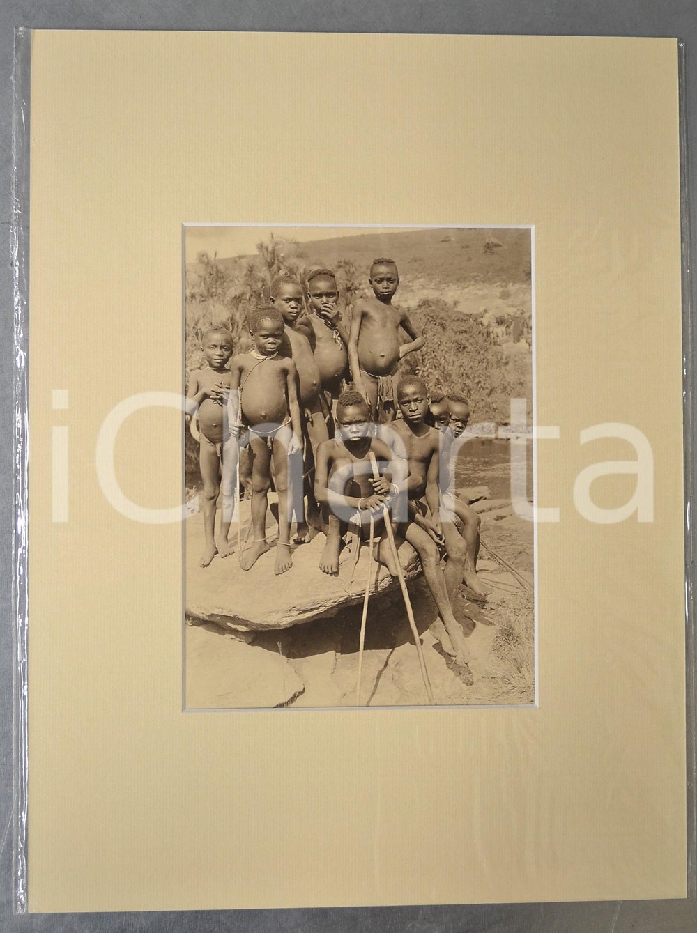 1950 ca AFRICA Gruppo di bambini indigeni *Foto artistica Jacques DONCQ 30x40 cm  Fotografia originale d'epoca, incorniciata con passepartout in cartoncino pesante e fissata con adesivo al retro.Velina protettiva.FOTOGRAFO: Jacques DoncqCONDIZIONI: GFORMATO: 17x23 cm (fotografia); 30x40 cm (cartoncino)    originale e autentica 1