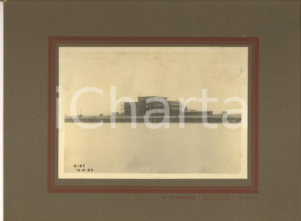 1928 ANTWERPEN Veduta del porto con edificio in costruzione - Foto RUBBENS 29x22 Pregevole fotografia d'epoca, montata su cartoncino rigido.FOTOGRAFO: H. Rubbens - Berchem, Anvers CONDIZIONI: G FORMATO: 29x22 cm     originale e autentica 1
