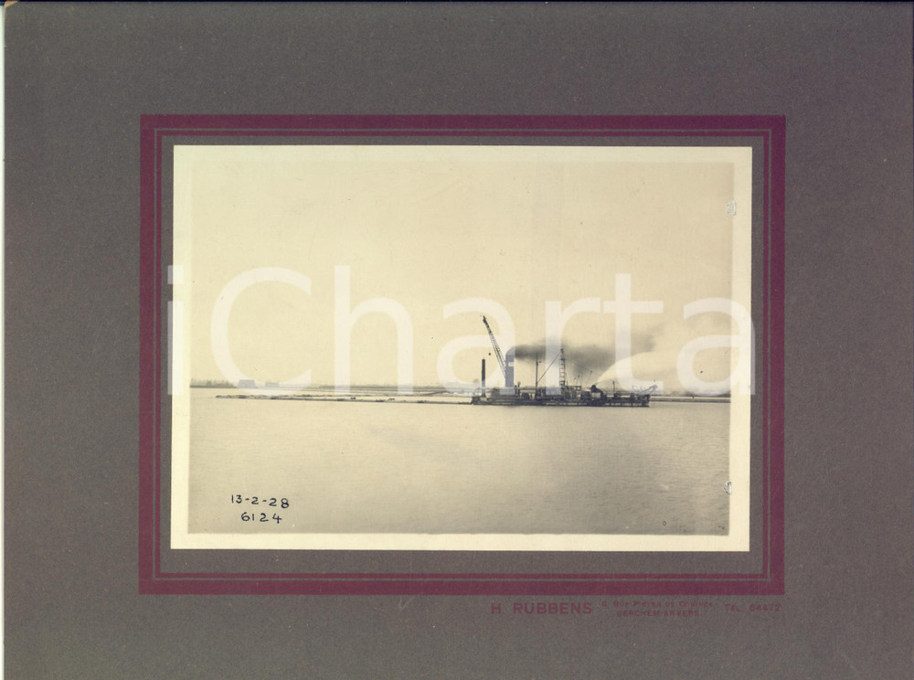 1928 ANTWERPEN Veduta del porto con battello in navigazione - Foto RUBBENS 29x22 Pregevole fotografia d'epoca, montata su cartoncino rigido.FOTOGRAFO: H. Rubbens - Berchem, Anvers CONDIZIONI: G FORMATO: 29x22 cm     originale e autentica 1