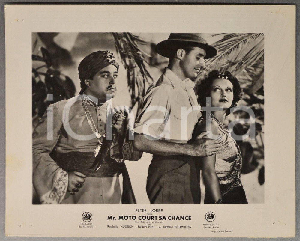 1938 "Mr. Moto court sa chance" J. Edward BROMBERG Robert KENT Rochelle HUDSON Fotografia d'epoca.CONDIZIONI: POOR (fori angolari, lievi macchie e piegatura lungo il margine inferiore)FORMATO: 30x24 cm     originale e autentica 1