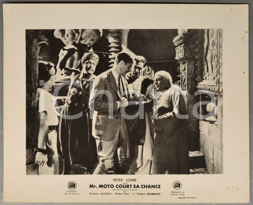 1938 CINEMA "Mr. Moto court sa chance" Rochelle HUDSON Peter LORRE *Photo 30x24 Fotografia d'epoca.Sono ritratti: Rochelle Hudson, Al Kikume, Robert Kent, George Regas e Peter Lorre.CONDIZIONI: POOR (fori di affissione e piccole macchie al lato destro)FORMATO: 30x24 cm     originale e autentica 1