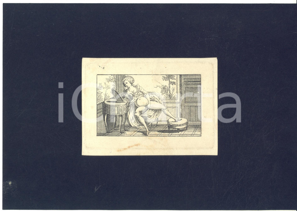 1800 ca VINTAGE EROTIC Masturbation - Woman at the mirror - Engraving  Stampa originale d'epoca, montata su passepartout in carta.CONDIZIONI: FAIR (lievi piegature alla stampa)FORMATO: 24x17 cm (cartoncino); 19x14 cm (stampa)    originale e autentica 1