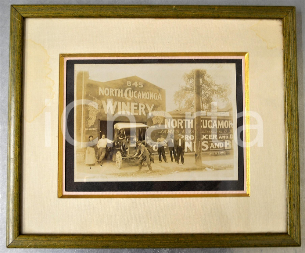 1916 LOS ANGELES - NORTH CUCAMONGA Winery - RARE group photo with car *31x26 cm Rara fotografia originale d'epoca, in cornice di legno.CONDIZIONI: G FORMATO: 31x26 cm    originale e autentica 1