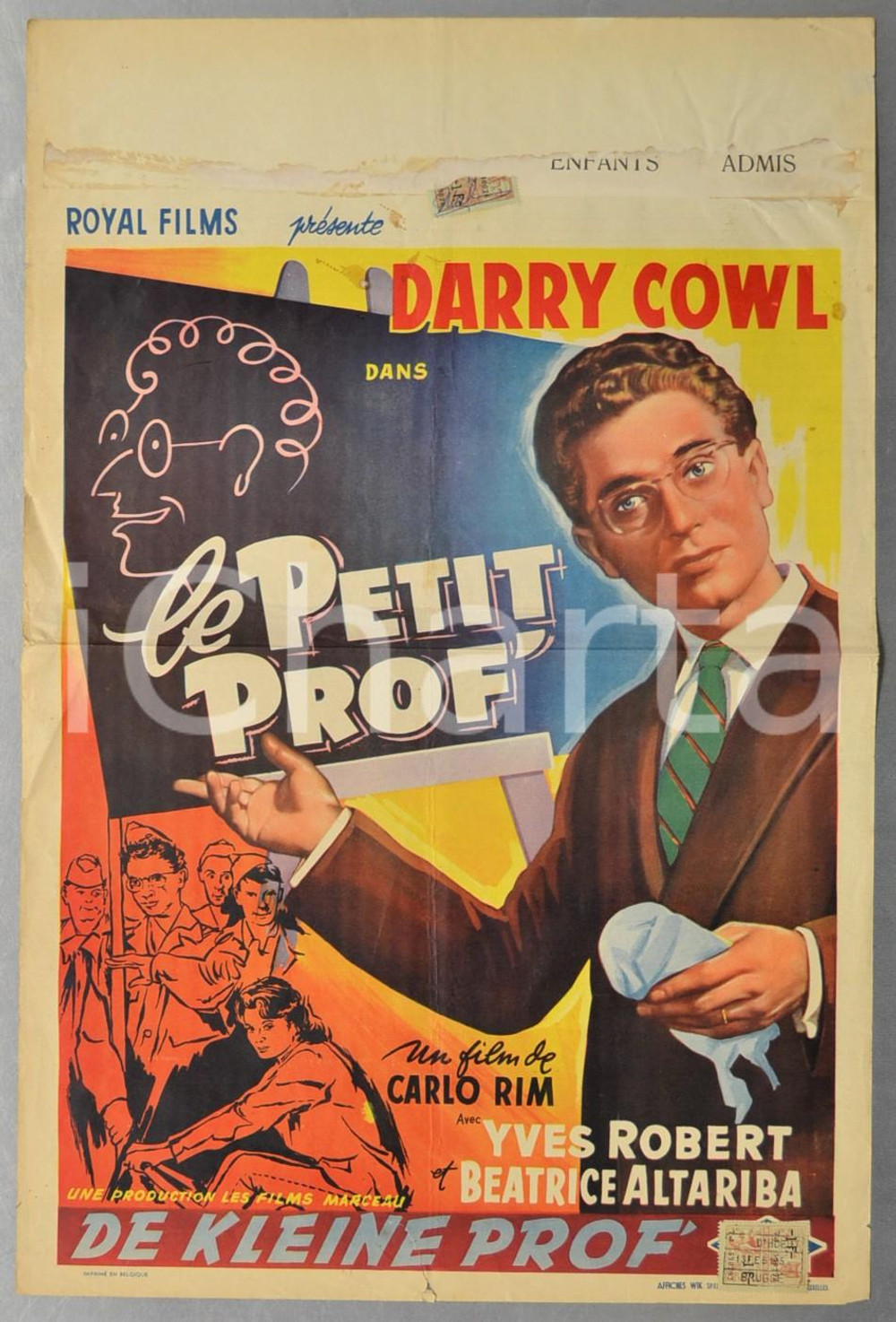 1959 LE PETIT PROF - DE KLEINE PROF Darry COWL - Manifesto 36x54 cm DANNEGGIATO Manifesto d'epoca, originale e autentico.DIMENSIONI: 36x54 cm CONDIZIONI: POOR (strappo al margine inferiore, residuo di incollatura al margine superiore, gualciture diffuse)    originale e autentica 1