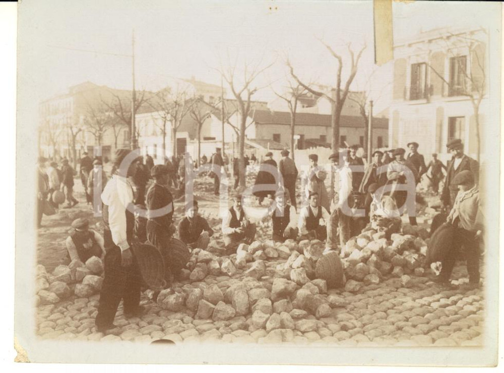 1910 ca SUISSE Operai presso un cumulo di pietre - Fotografia 12x9 cm Fotografia d'epoca, su carta sottile.CONDIZIONI: POOR (residui cartacei al verso, minima mancanza angolare e strappo di circa 1 cm riparato con adesivo al margine superiore)FORMATO: 12x9 cm    originale e autentica 1