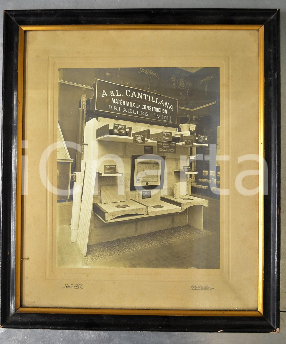 1913 BELGIQUE Kiosque A. & L. CANTILLANA Matériaux de constructions *Photo 40x47 Rara fotografia originale d'epoca, che mostra lo stand dell'impresa premiata all'Expo di Gand del 1913, in cornice di legno.FOTOGRAFO: Samson &amp; Co - Bruxelles / CharleroiCONDIZIONI: G (minime sbrecciature alla cornice)FORMATO: 40x47 cm    originale e autentica 1