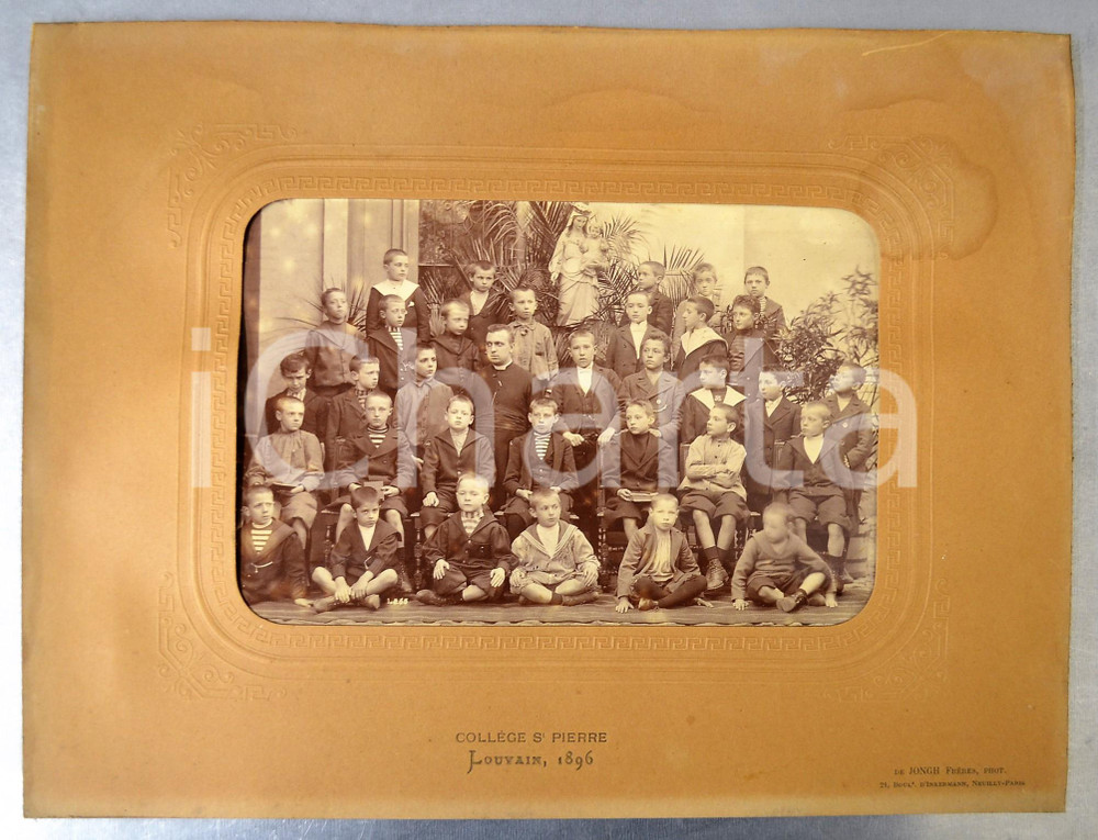 1896 LOUVAIN (B) Collège SAINT-PIERRE - Foto di gruppo DE JONGH 33x25 cm Fotografia originale d'epoca, con passepartout.FOTOGRAFO: De Jongh Fr&egrave;res - Neuilly-ParisCONDIZIONI: G (ma tracce di umidit&agrave; al passepartout)FORMATO: 33x25 cm    originale e autentica 1
