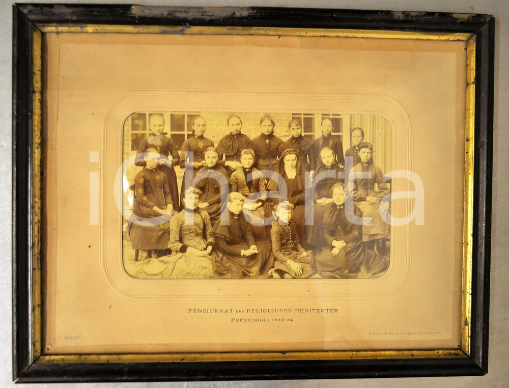 1889 POPERINGE (B) Pensionnat des Religieuses Pénitentes - Foto in cornice 37x29 cm Rara fotografia originale d'epoca, con passepartout e cornice di legno.FOTOGRAFO: J. David - Rue de Courcelles &agrave; Levallois-ParisCONDIZIONI: G (ma sbrecciature alla cornice)FORMATO: 37x29 cm    originale e autentica 1