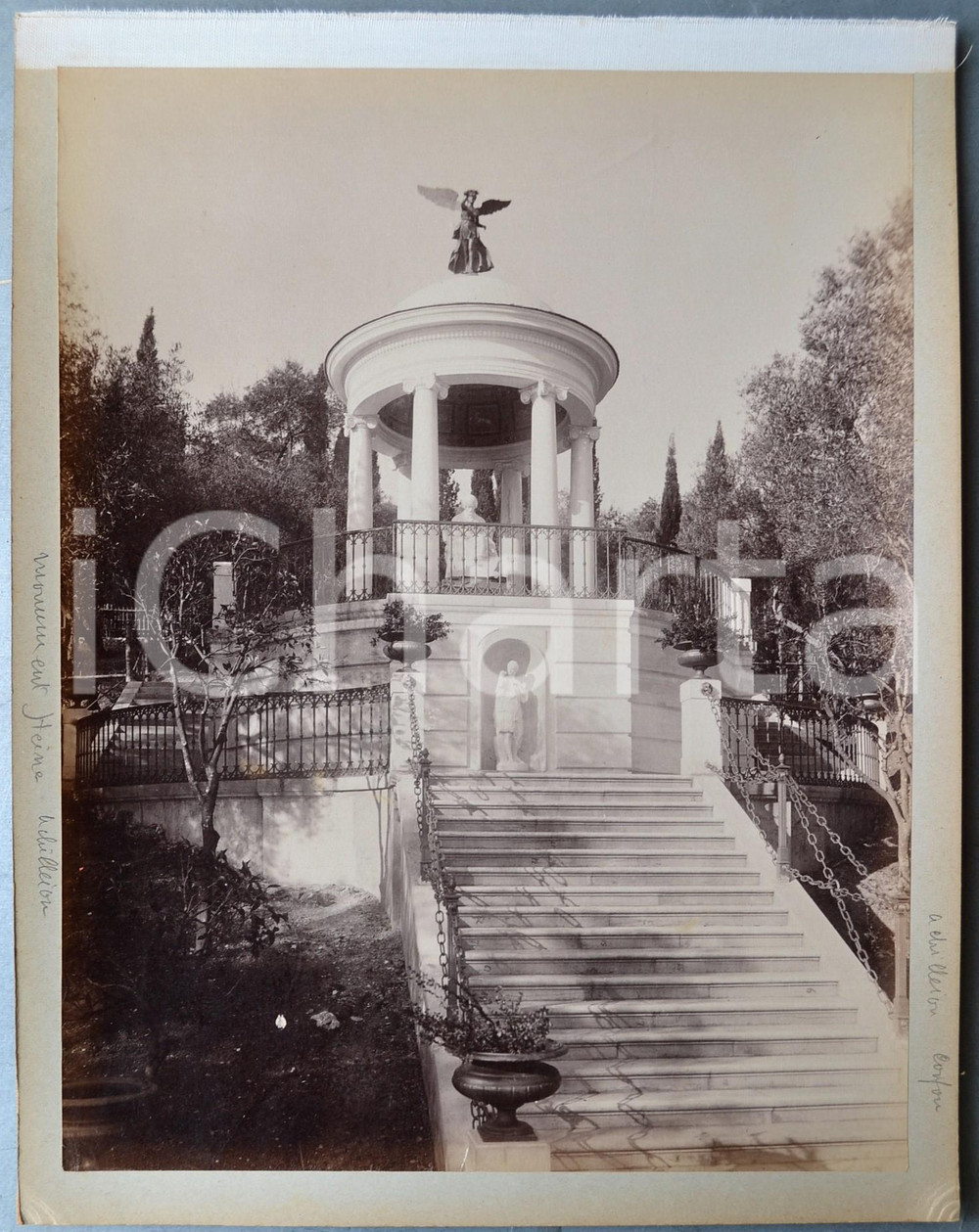 1900 ca GREECE CORFU - Achilleion Palace - Temple for Heinrich Heine PHOTO 24x30  Fotografia d'epoca originale, stampata all'albumina e montata su cartoncino.Margine superiore telato.CONDIZIONI: F (lievi smussature angolari al cartoncino; increspatura della pellicola al lato superiore)FORMATO: 24x30 cm     originale e autentica 1