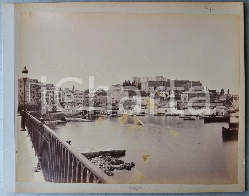 1900 ca GREECE CORFU Island - Harbour - Albumen old photo 30x24 cm  Fotografia d'epoca originale, stampata all'albumina e montata su cartoncino.Margine sinistro telato.CONDIZIONI: P (increspature superficiali al centro, macchie)FORMATO: 30x24 cm     originale e autentica 1