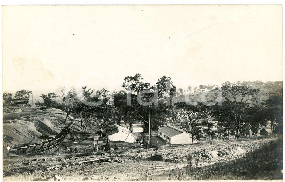 1930 ca CONGO BELGE - Mines du KATANGA - Vue d'un camp - Photo Léopold GABRIEL Fotografia originale d'epoca, in formato cartolina postale.FOTOGRAFO: L&eacute;opold Gabriel   GOOD/buono ma lievi macchie Formato: 14x9 cm originale e autentica 1
