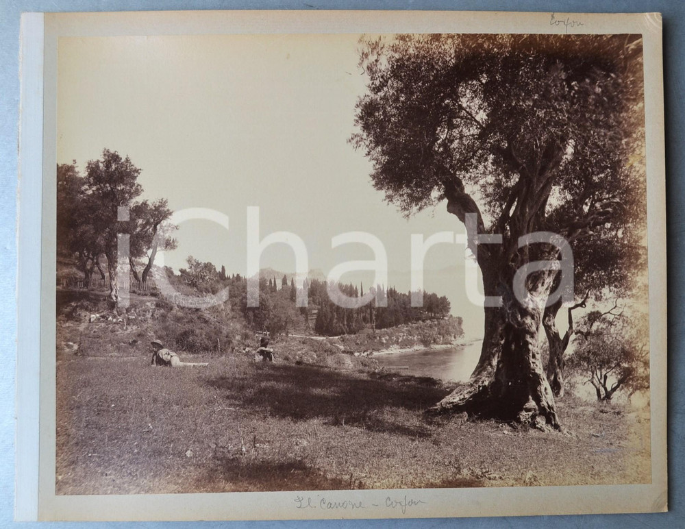 1900 ca GREECE CORFU Island - KANONI - Albumen old photo 30x24 cm ANIMATED  Fotografia d'epoca originale, stampata all'albumina e montata su cartoncino.Margine sinistro telato.CONDIZIONI: F (increspatura superficiale al lato destro)FORMATO: 30x24 cm     originale e autentica 1