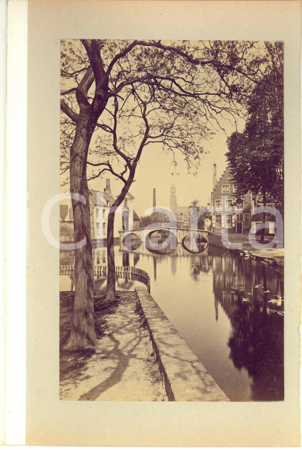 1900 ca BRUGES (BELGIUM) Vue avec le Pont du Béguinage - Photo 16x23 Fotografia d'epoca originale, stampata all'albumina e montata su cartoncino.Margine sinsitro telato.CONDIZIONI: F (margine destro rifilato)FORMATO: 16x23 cm     originale e autentica 1