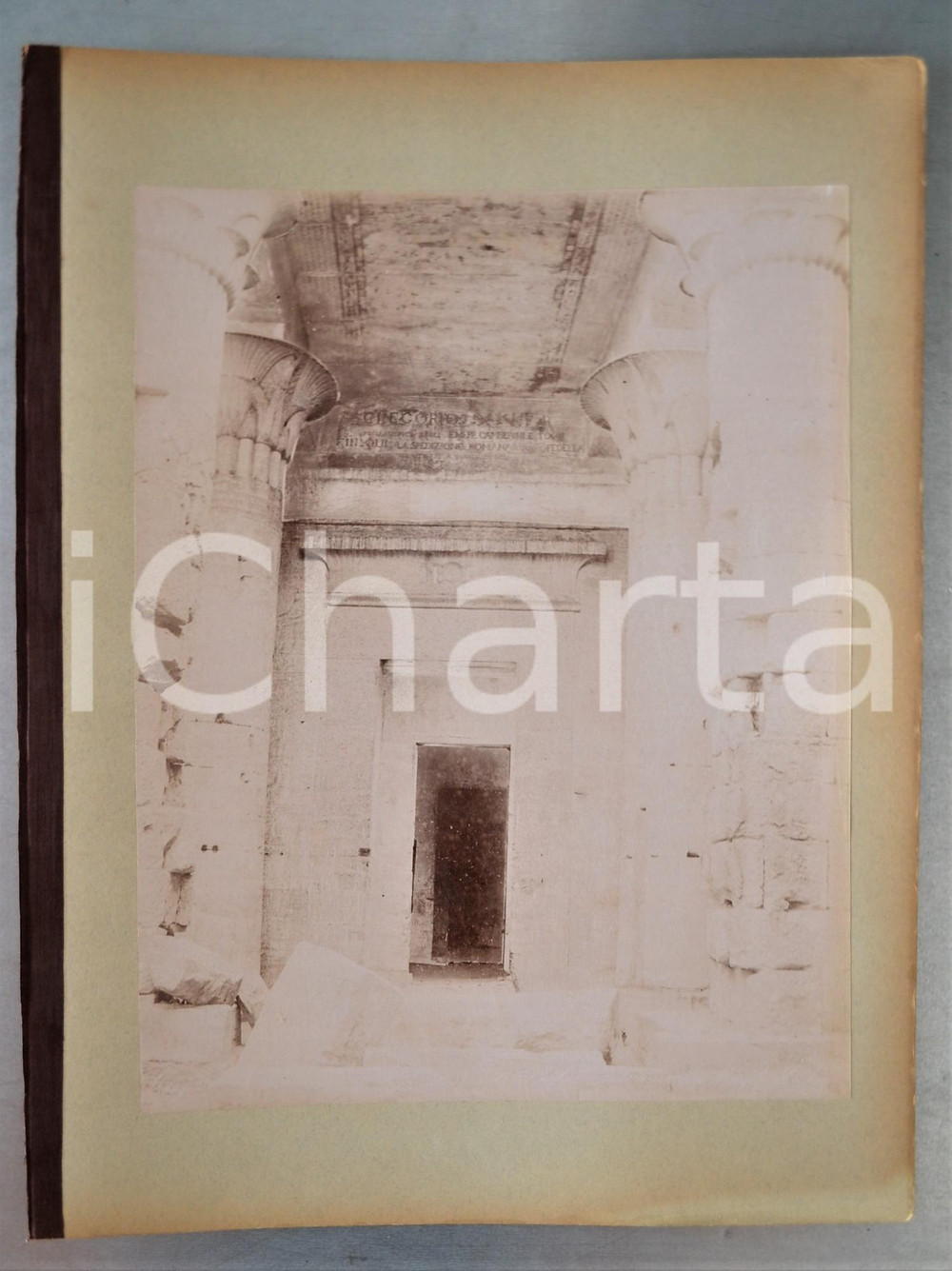 1880 ca EGYPTE - Adelphoi ZANGAKI - PHYLAE Intérieur du Temple d'Isis - Photo Fotografia originale d'epoca, stampata all'albumina e montata su cartoncino rigido (telato a un margine).Didascalia, numero e firma al negativo:  "... Phylae Interieur du Temple d'Isis".FOTOGRAFO: George e Constantinos Zangakis (Adelphoi Zangaki)CONDIZIONI: GFORMATO: 35x27 cm (cartoncino); 22x28 cm (fotografie)    originale e autentica 1