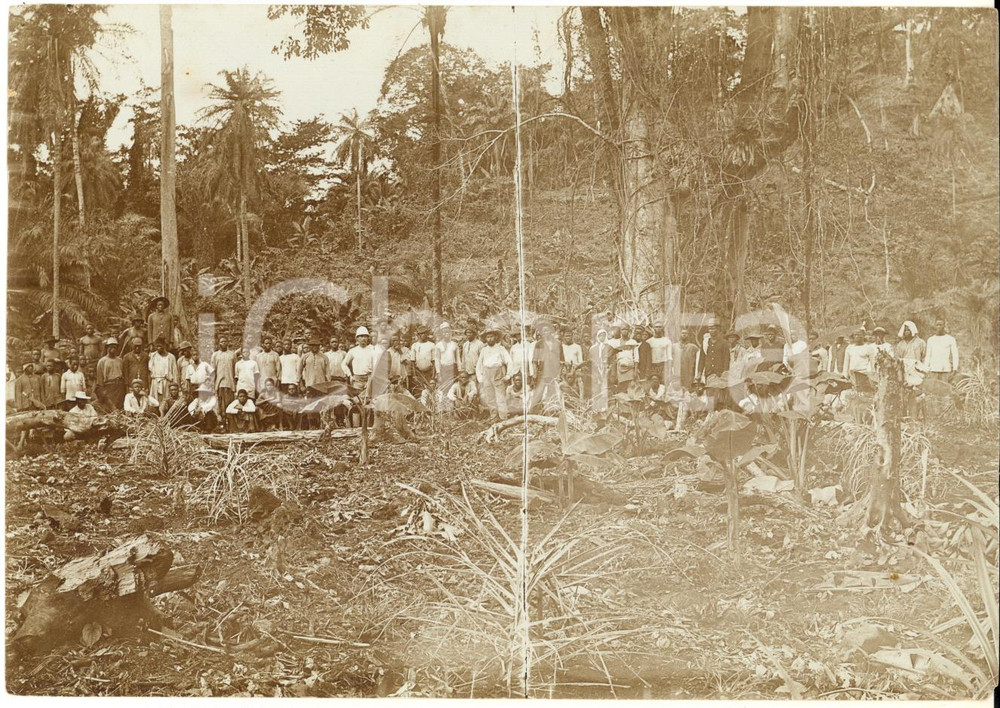 1930 ca CONGO BELGA Lavoratori indigeni in una foresta con i sorveglianti *Foto  Fotografia d'epoca, su carta sottile. POOR/danneggiato minima mancanza angolare e lieve piegatura; evidente difetto di stampa al centro Formato: 16x12 cm originale e autentica 1