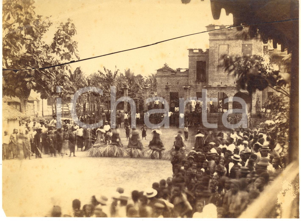 1930 ca CONGO BELGA Edificio coloniale - Danze rituali indigene FOTO DANNEGGIATA  Fotografia d'epoca, su carta sottile. POOR/danneggiato minima mancanza angolare e lieve piegatura; evidente difetto di stampa al centro Formato: 18x13 cm originale e autentica 1