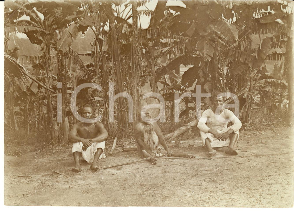 1930 ca CONGO BELGA - CACCIA - Indigeni con una scimmia morta *Foto  Fotografia d'epoca, su carta sottile. FAIR/discreto lievi piegature angolari Formato: 17x12 cm originale e autentica 1