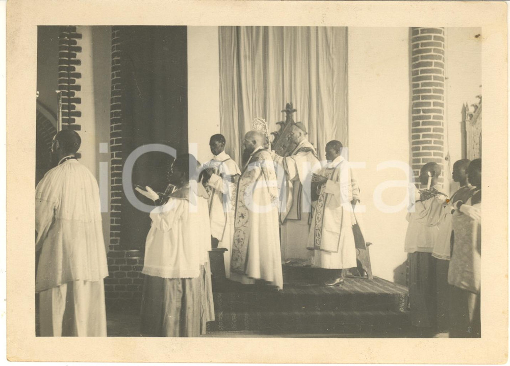 1950 ca CONGO BELGA - RUANDA - Cerimonia religiosa cattolica - Foto 18x13 cm  Fotografia d'epoca. FAIR/discreto piccola piegatura angolare Formato: 18x13 cm originale e autentica 1