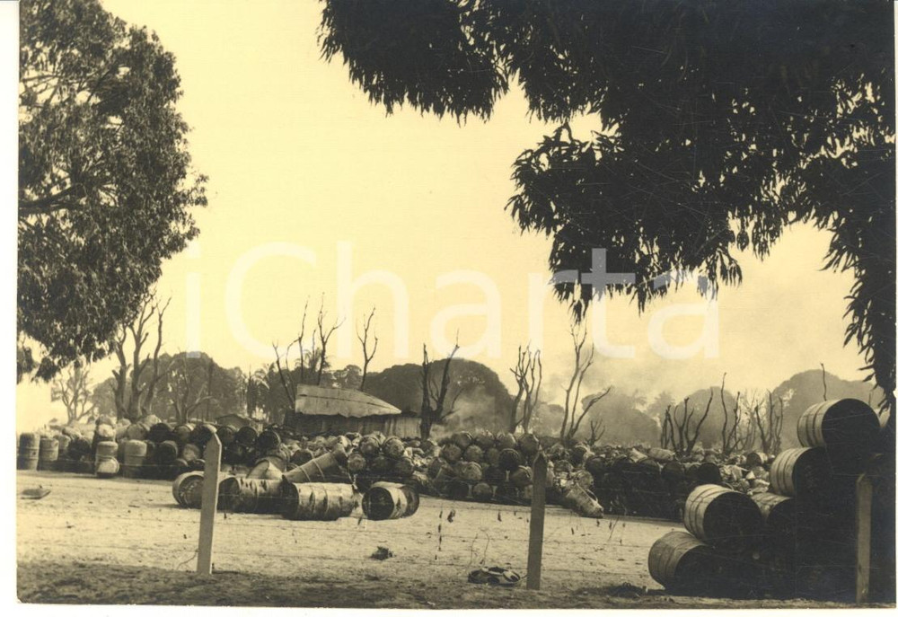 1955 USUMBURA (BURUNDI) Deposito con fusti distrutti da un incendio - Foto 14x10  Fotografia d'epoca.FOTOGRAFO: Photo Neu - Usumbura GOOD/buono margini rifilati Formato: 14x10 cm originale e autentica 1