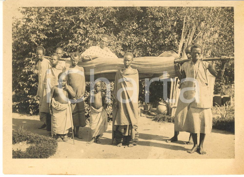 1950 ca CONGO BELGA - RUANDA - Tribù indigena - Capo in lettiga *Foto 18x13 cm  Fotografia d'epoca. GOOD/buono minima mancanza angolare Formato: 18x13 cm originale e autentica 1