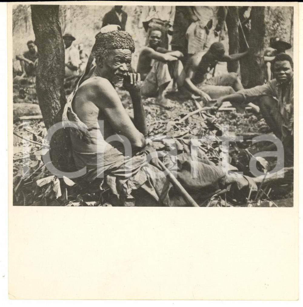 1950 ca CONGO BELGA - RUANDA - Anziano con la sua tribù - Foto 12x12  Fotografia d'epoca. GOOD/buono  Formato: 12x12 cm originale e autentica 1