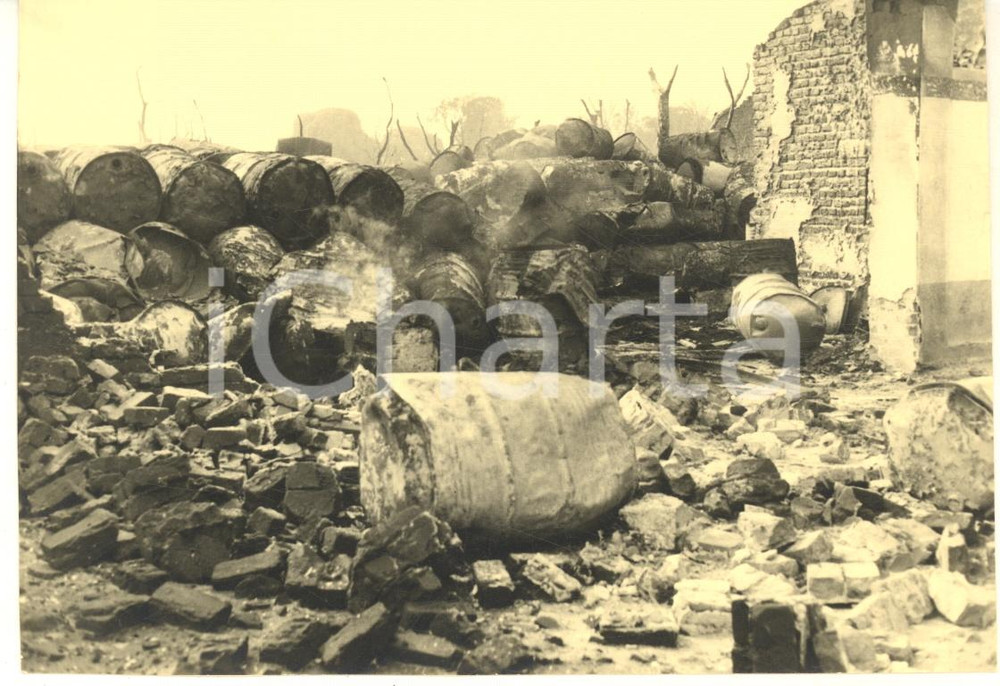 1955 USUMBURA (BURUNDI) Deposito con fusti distrutti da un incendio (2) Foto  Fotografia d'epoca.FOTOGRAFO: Photo Neu - Usumbura GOOD/buono  Formato: 14x10 cm originale e autentica 1