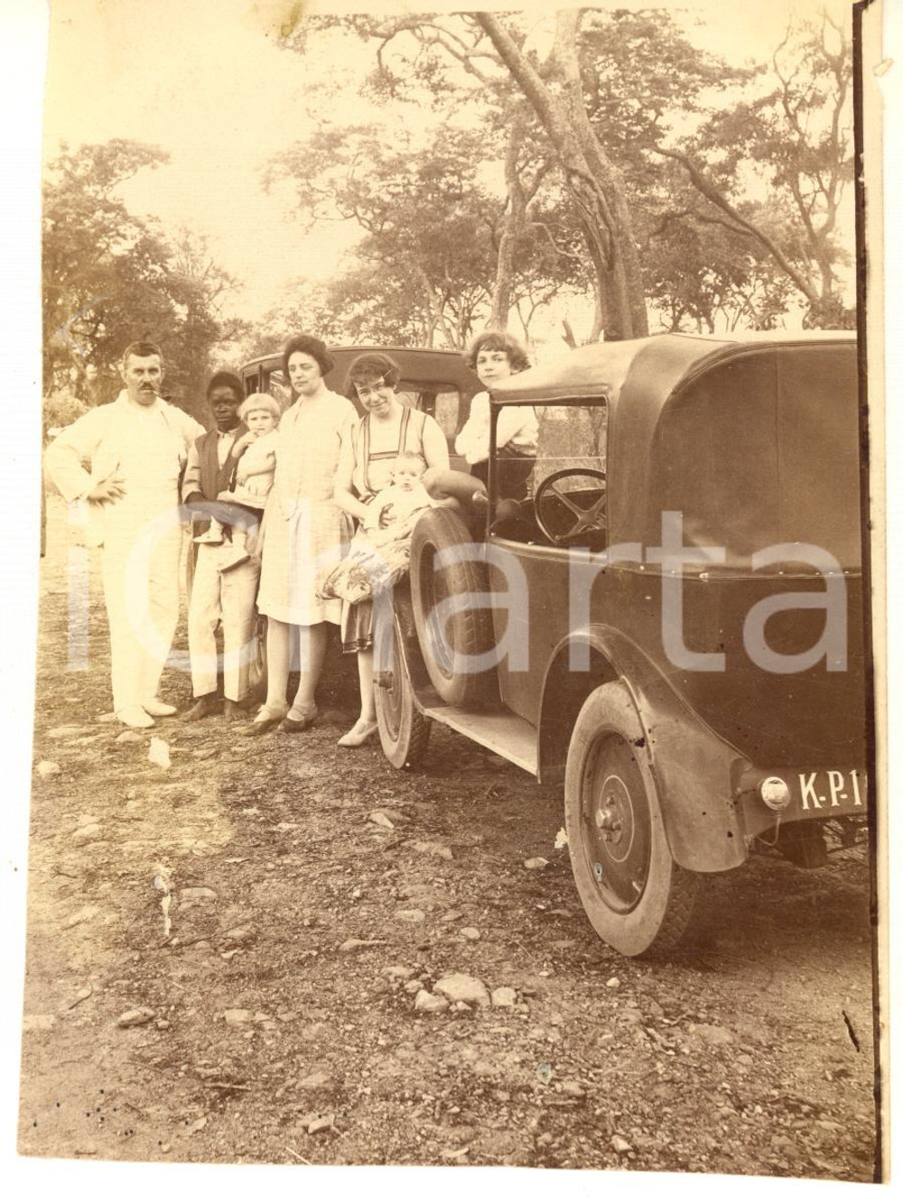 1934 GITEGA (BURUNDI) Jean et Paula BISSEN près de leur maison - Photo 12x15 cm  Fotografia d'epoca. POOR/danneggiato margini rifilati, piegatura al lato superiore e minima sbrecciatura al lato destro Formato: 12x15 cm originale e autentica 1