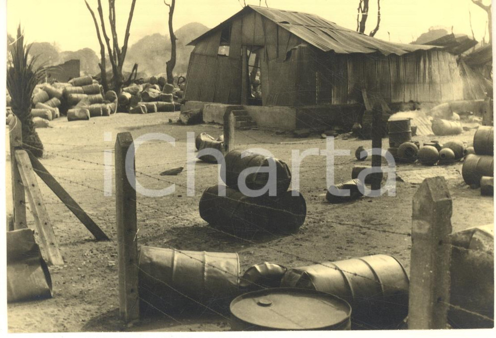 1955 USUMBURA (BURUNDI) Deposito con fusti distrutti da un incendio (4) Foto  Fotografia d'epoca.FOTOGRAFO: Photo Neu - Usumbura GOOD/buono  Formato: 14x10 cm originale e autentica 1