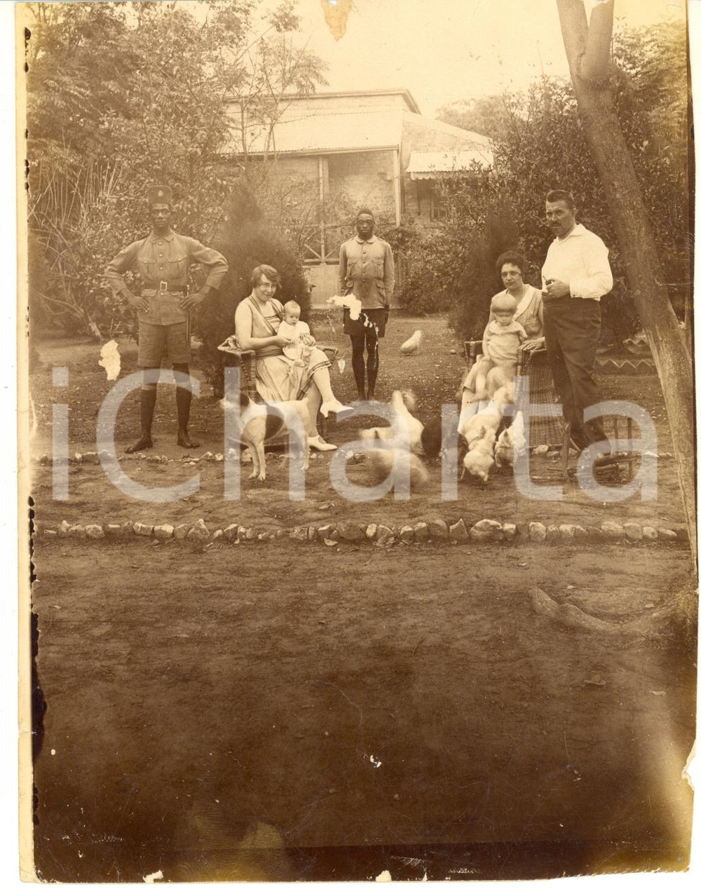 1934 GITEGA (BURUNDI) Jean et Paula BISSEN dans leur maison - Photo 13x16 cm  Fotografia d'epoca. VERY POOR/gravemente danneggiato margini rifilati, mancanze marginali, abrasioni centrali Formato: 13x16 cm originale e autentica 1