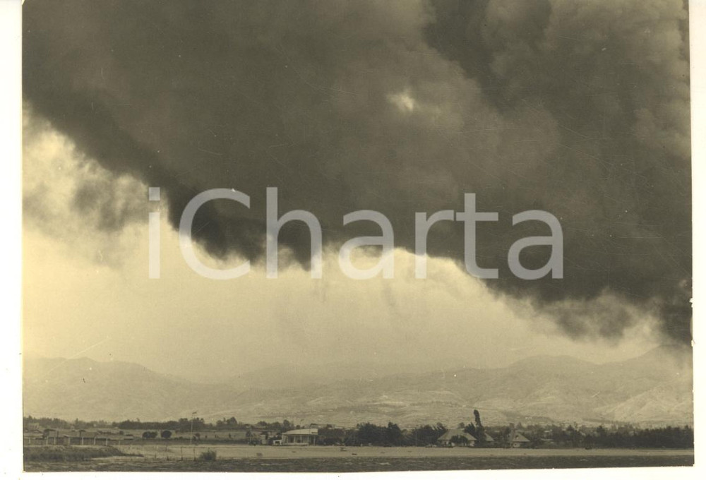 1955 USUMBURA (BURUNDI) La città minacciata da un incendio - Foto 14x10 cm  Fotografia d'epoca.FOTOGRAFO: Photo Neu - Usumbura GOOD/buono  Formato: 14x10 cm originale e autentica 1