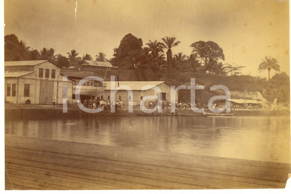 1930 ca  CONGO BELGA Magazzini sul lago - Foto ANIMATA 18x12 cm  Fotografia d'epoca, su carta sottile. VERY POOR/gravemente danneggiato mancanza angolare, strappo al lato superiore, lievi fioriture Formato: 18x12 cm originale e autentica 1