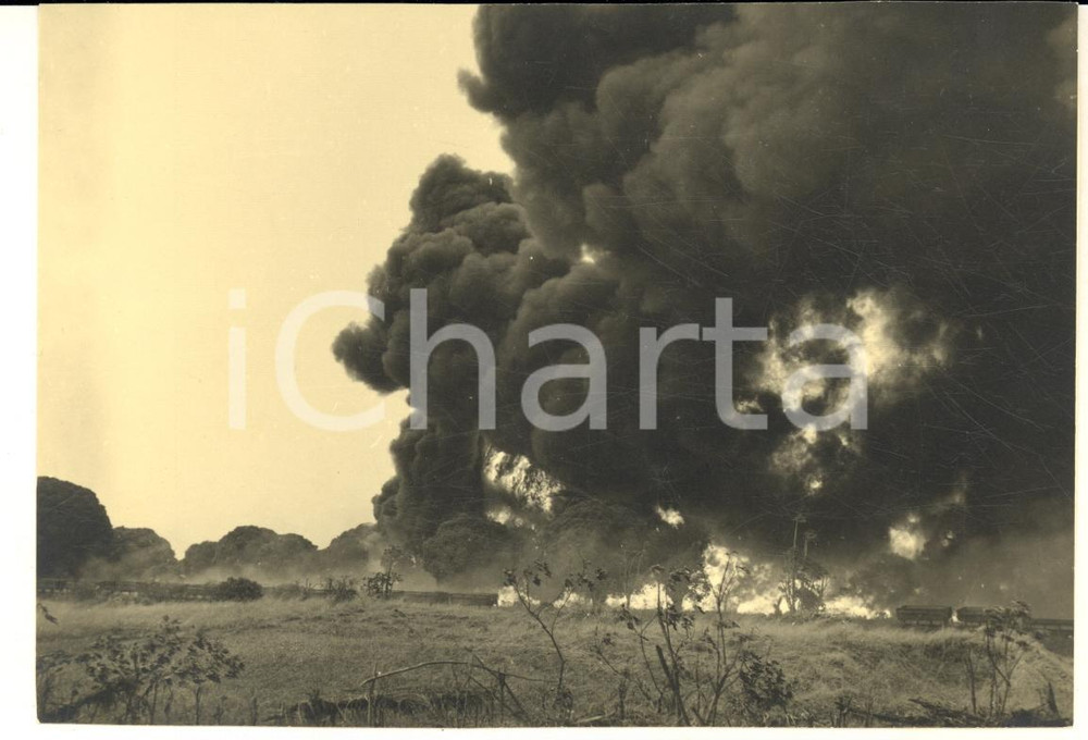1955 USUMBURA (BURUNDI) Incendio presso un deposito (2) Foto 14x10 cm  Fotografia d'epoca.FOTOGRAFO: Photo Neu - Usumbura GOOD/buono  Formato: 14x10 cm originale e autentica 1